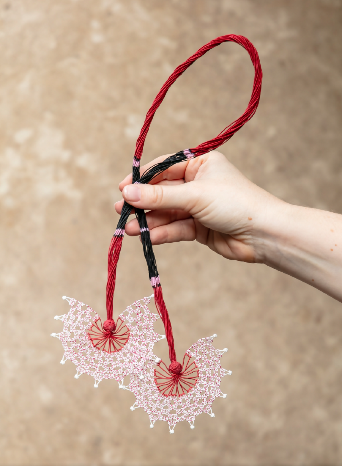 Collier éventail en soie rouge : deux pendentifs éventail rose, cordon rouge et noir