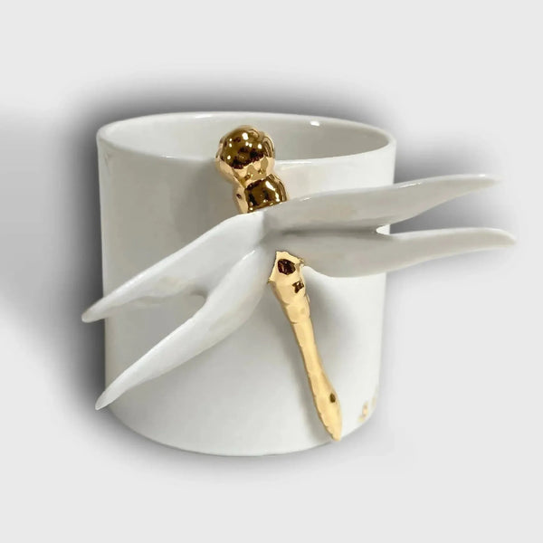 Tasse blanche avec décor libellule doré, ailes en relief et tige décorative