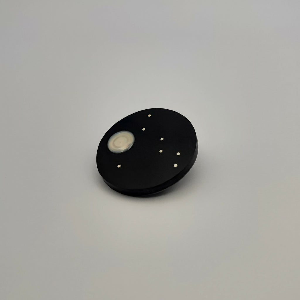 Broche Columba ronde noire, ovale clair et points dorés