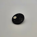 Broche Columba ronde noire, ovale clair et points dorés