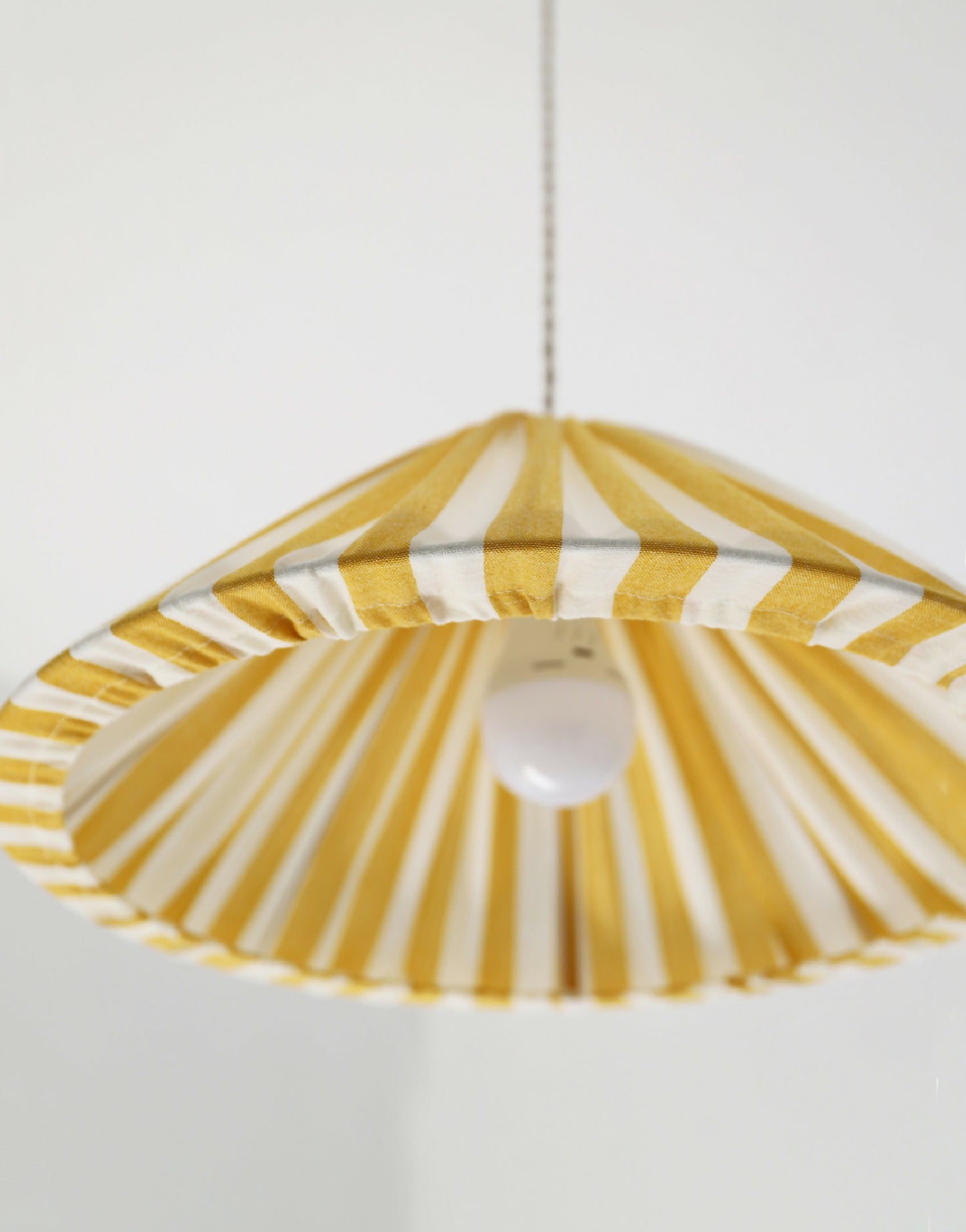 Suspension conique rayée Malala : luminaire graphique et chaleureux, made in France