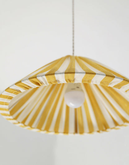 Suspension conique rayée Malala : luminaire graphique et chaleureux, made in France