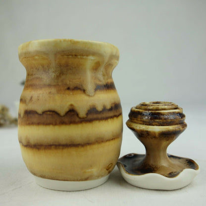 Ensemble de deux pots en céramique beige et brun, motifs ondulés, ouverture en haut