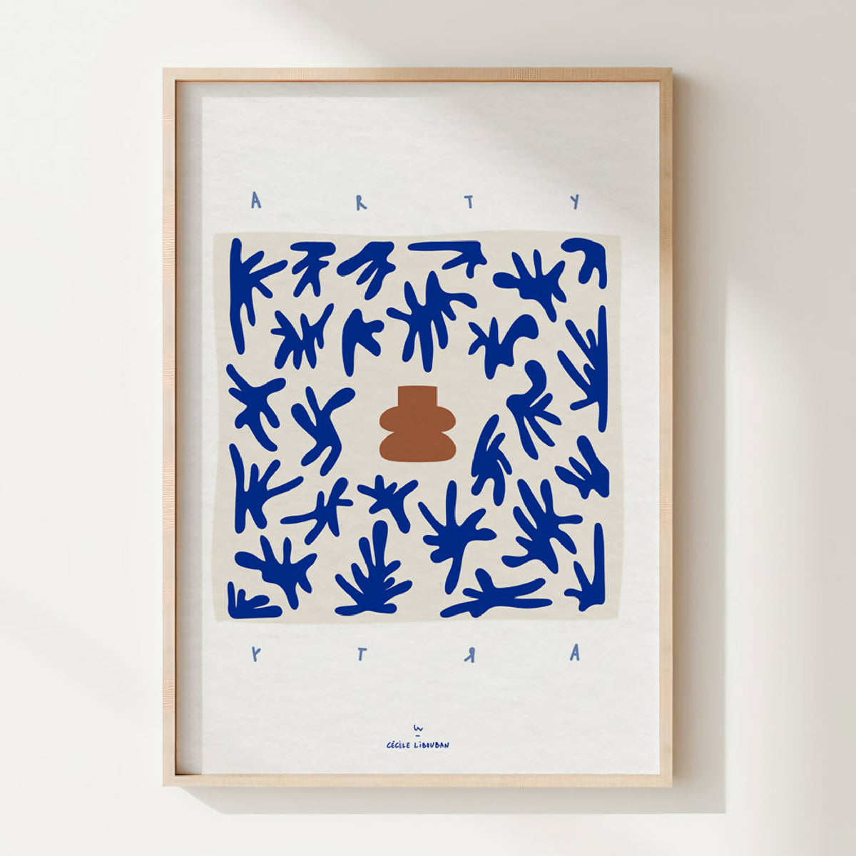 Affiche A4 ARTY encadrée, composition bleue abstraite et motif orange, fond clair.