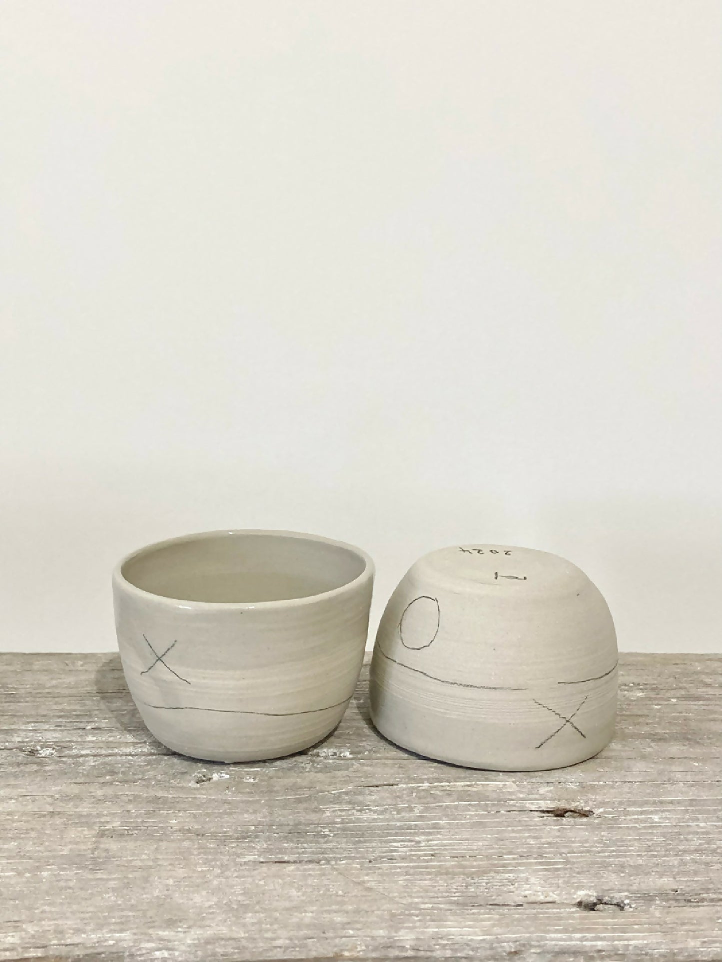 PAIR OF GREY PORCELAIN CUPS 00.11