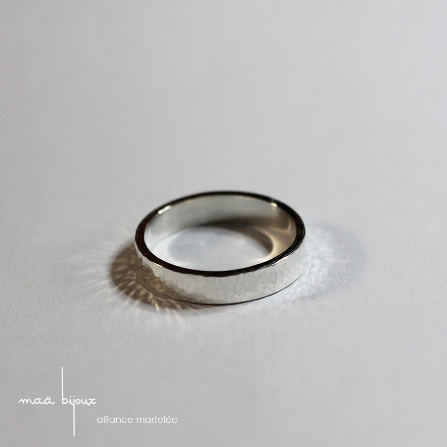 alliance pour homme et femme en argent massif recyclé, bijoux écologique, allaince martelé artisanalement, Maä bijoux, bijou éthique
