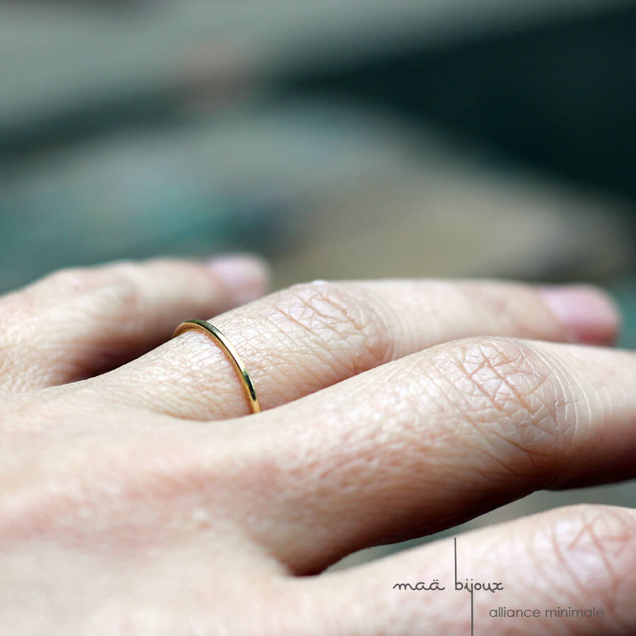 Alliance minimale fil fin en or jaune 18 carats recyclé, bijoux écologique fabriquée en france, mariage minimaliste