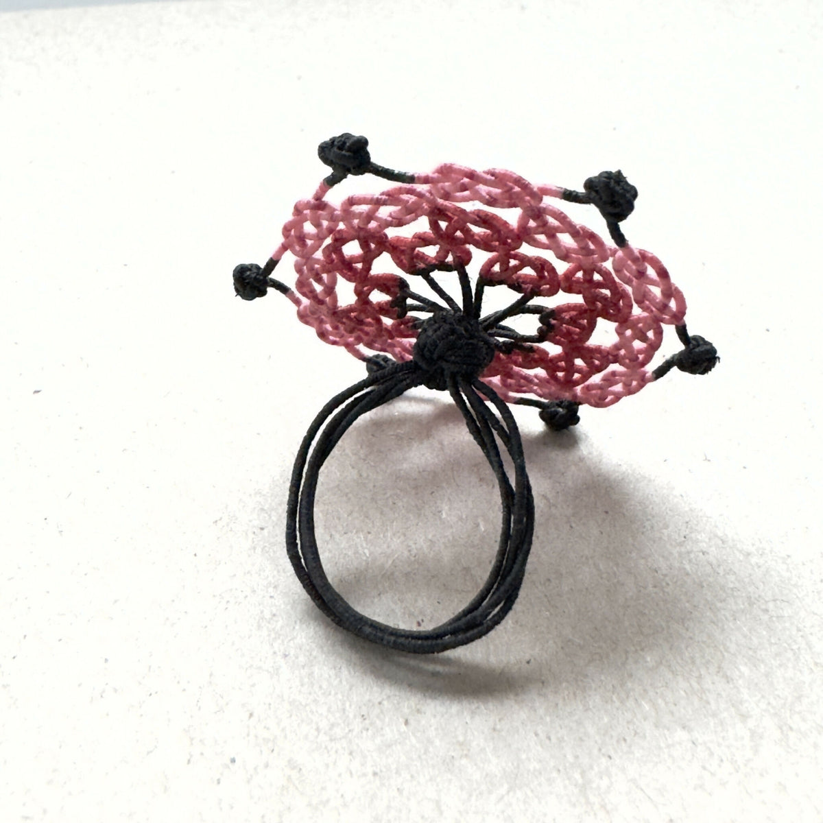 Bague en soie trèfle rouge ajouré avec attache noire élastique, centre noir