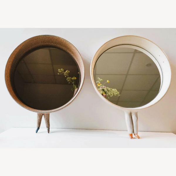 Deux miroirs ronds décoratifs, cadres terre caramel et blanc, piètement à trois pieds