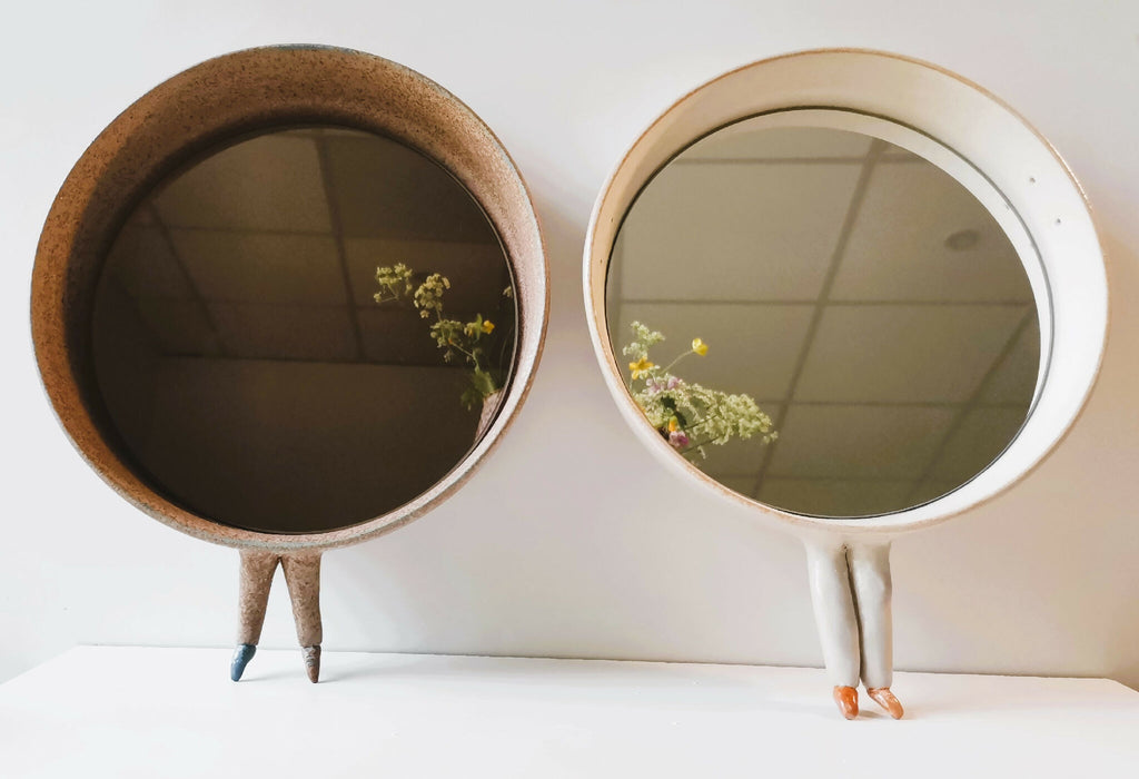 Deux miroirs ronds décoratifs, cadres bruns et blancs, avec piètement à trois pieds