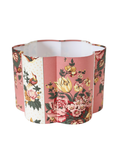 Abat-jour forme fleur floral rose, tissu patchwork crème, bord ondulé et arrondi