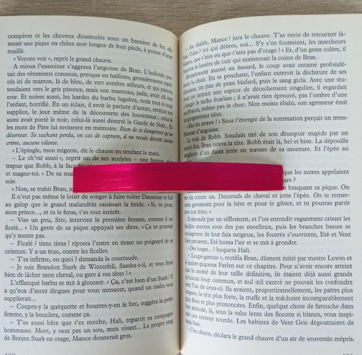 Bague de lecture incurvée en marqueterie rose, détail de l’ouverture sur pages
