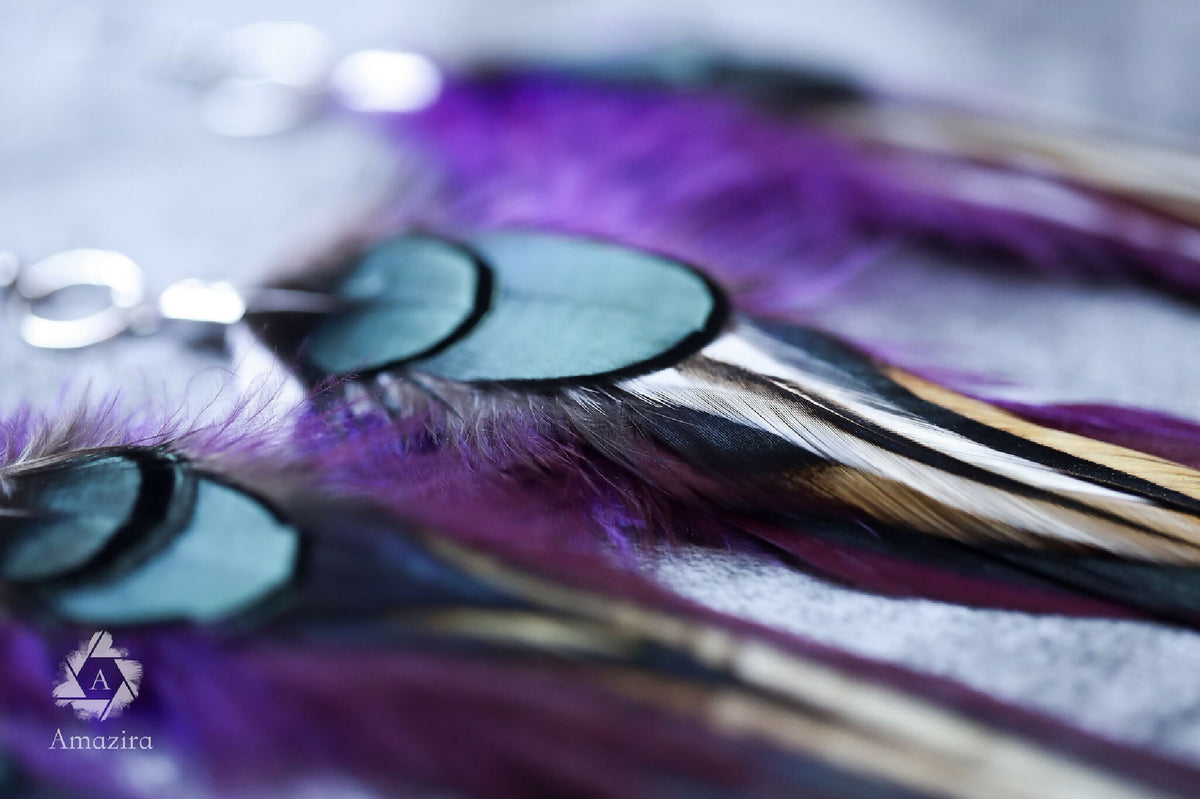 Gros plan de plumes violettes et vertes sur boucles d’oreilles