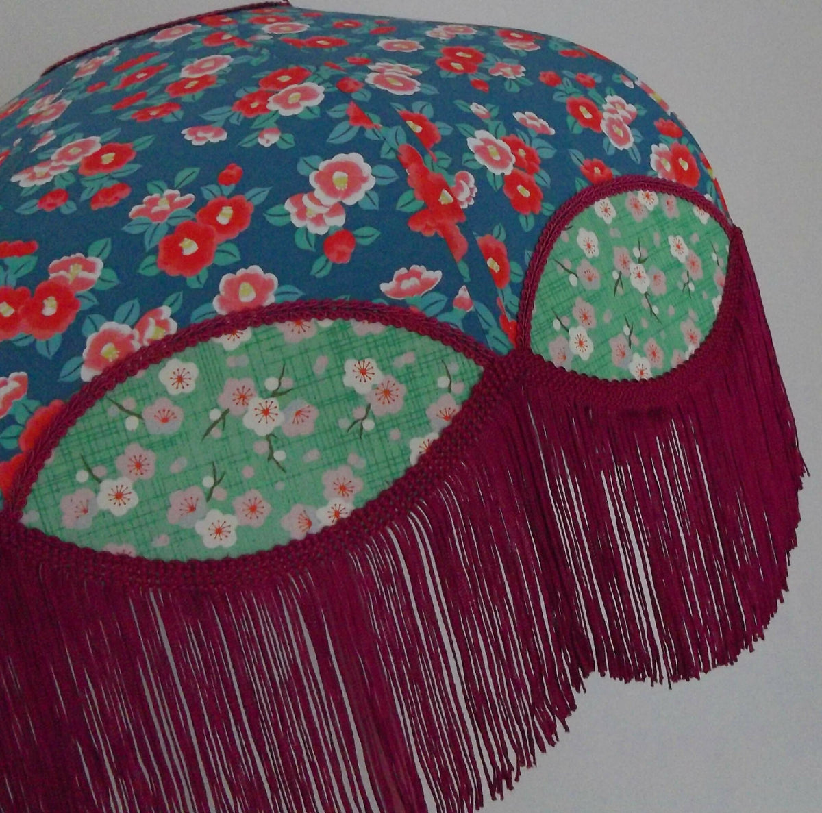 Abat-jour rétro papier japonais, motif floral, franges bordeaux et panneaux verts.