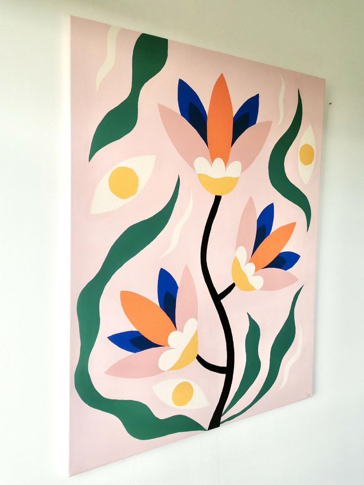 Peinture acrylique sur toile carrée, vue en angle : fleurs stylisées orange et bleues, fond rose