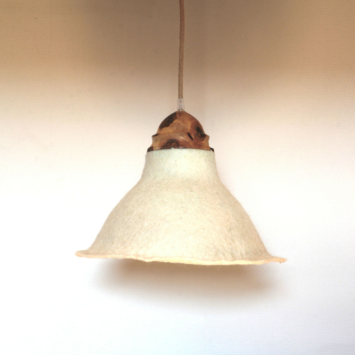 Suspension en feutre de laine beige clair et pièce de bois brune, abat-jour évasé