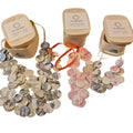 Colliers en disques ronds à motifs, assortis beige, noir et roses, présentés sur fond blanc