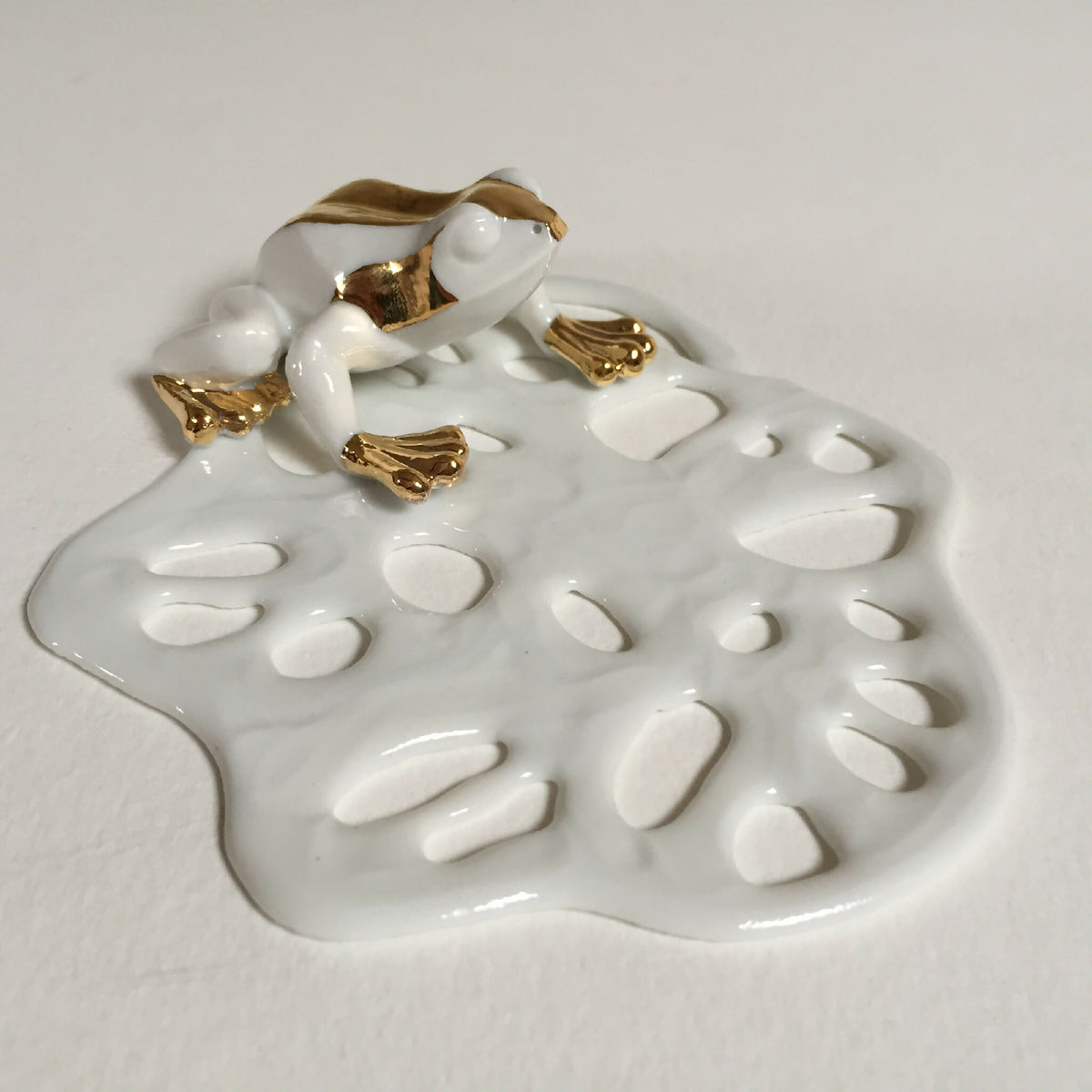 Décor de table lotus blanc avec grenouille dorée, motif en relief