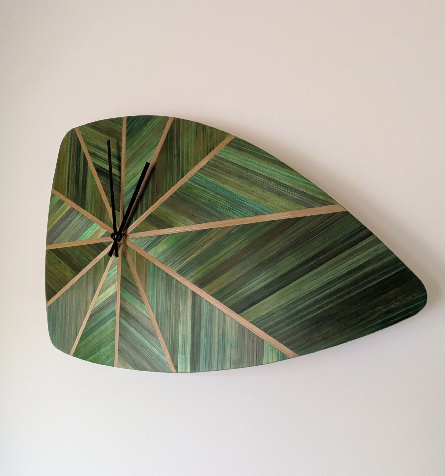 Horloge murale style rétro avec Marqueterie de paille Verte feuille et dorée