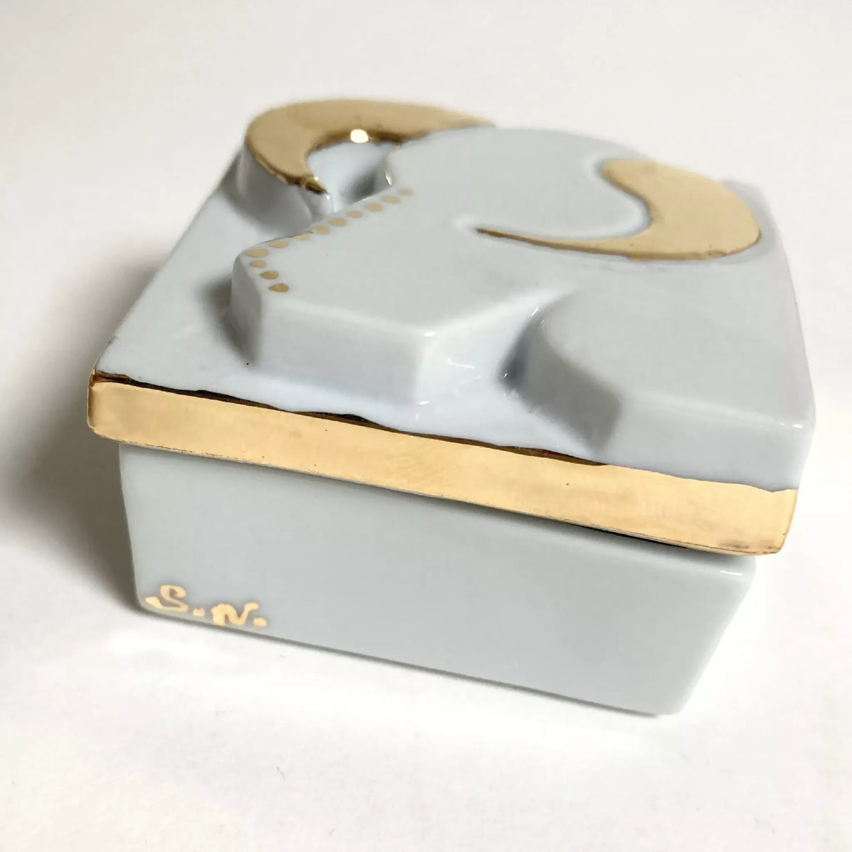 Boîte à bijoux en porcelaine blanche motif taureau doré, base marquée S.M.