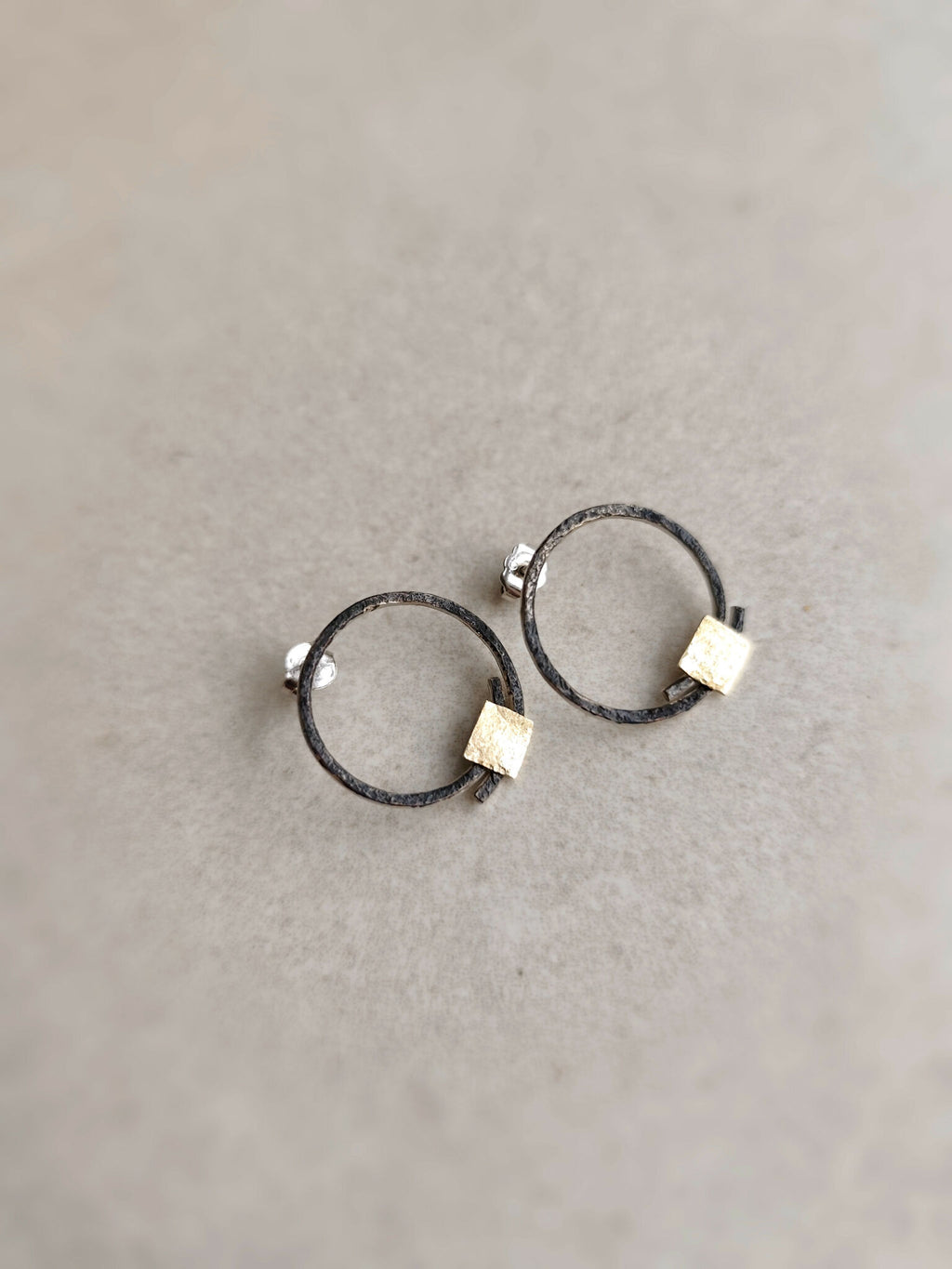 Boucles d’oreilles anneaux argentés, carrés texturés dorés