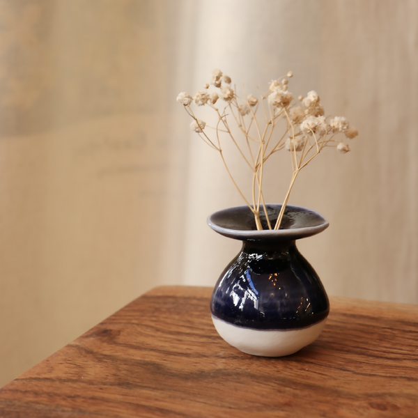 Mini-vase en porcelaine bleu foncé et blanc, forme boule, rebord évasé