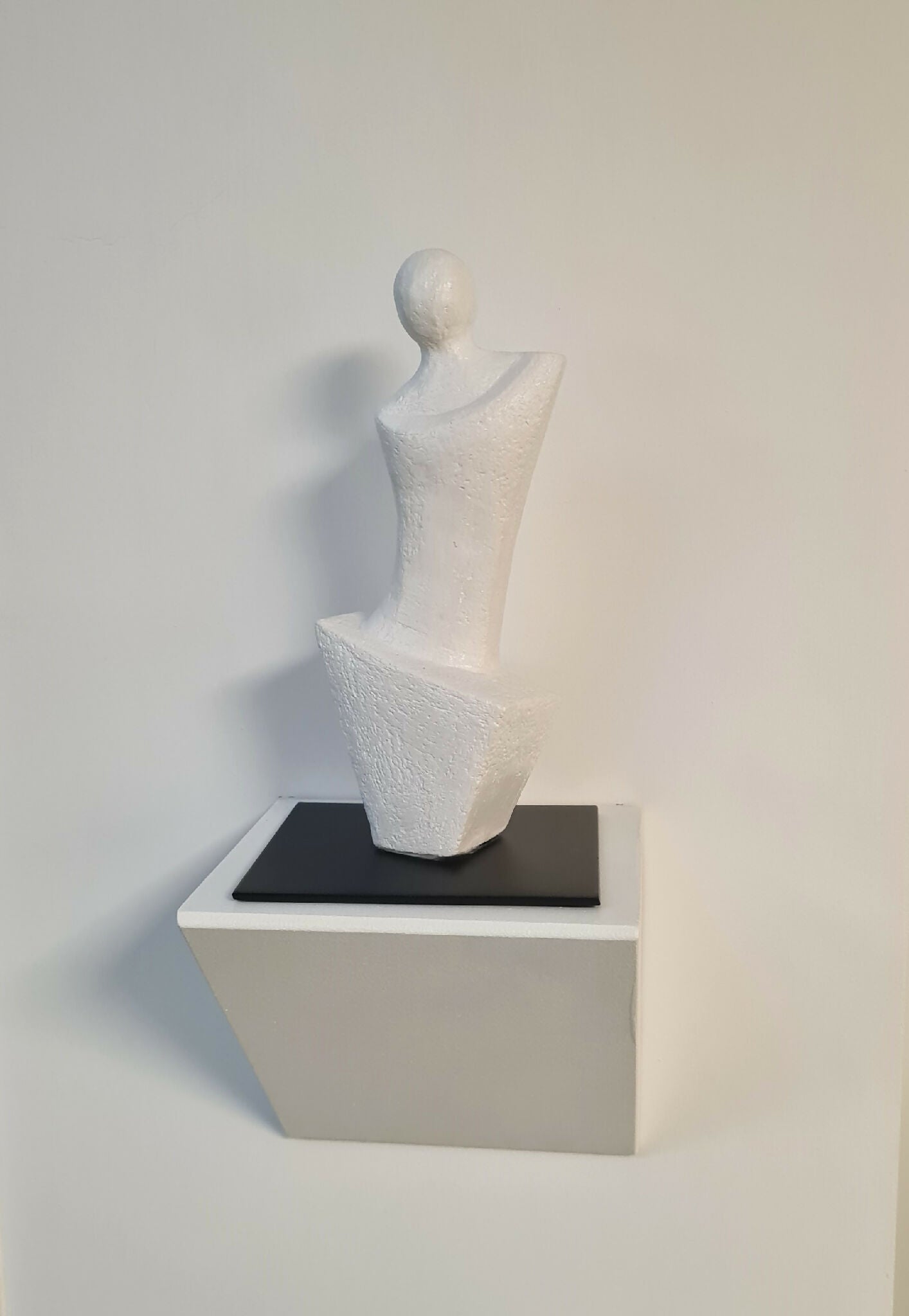 Sculpture contemporaine femme en argile sur socle métal "Insouciance"