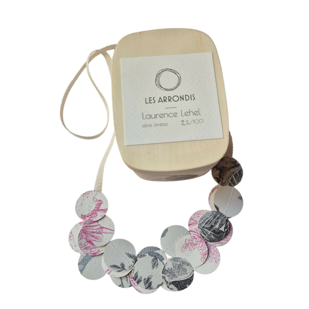 Collier en disques ronds rose et gris à motifs, avec boîte en carton beige et ruban