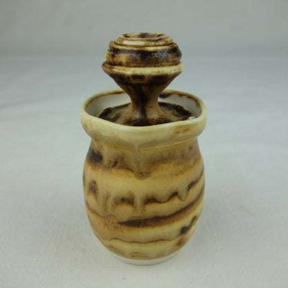 Petit pot en céramique décoratif beige et brun, avec ouverture supérieure striée