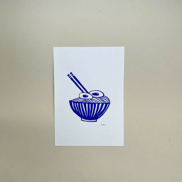 Linogravure A5 Ramen bleu ultramarine : illustration d’un bol et deux baguettes