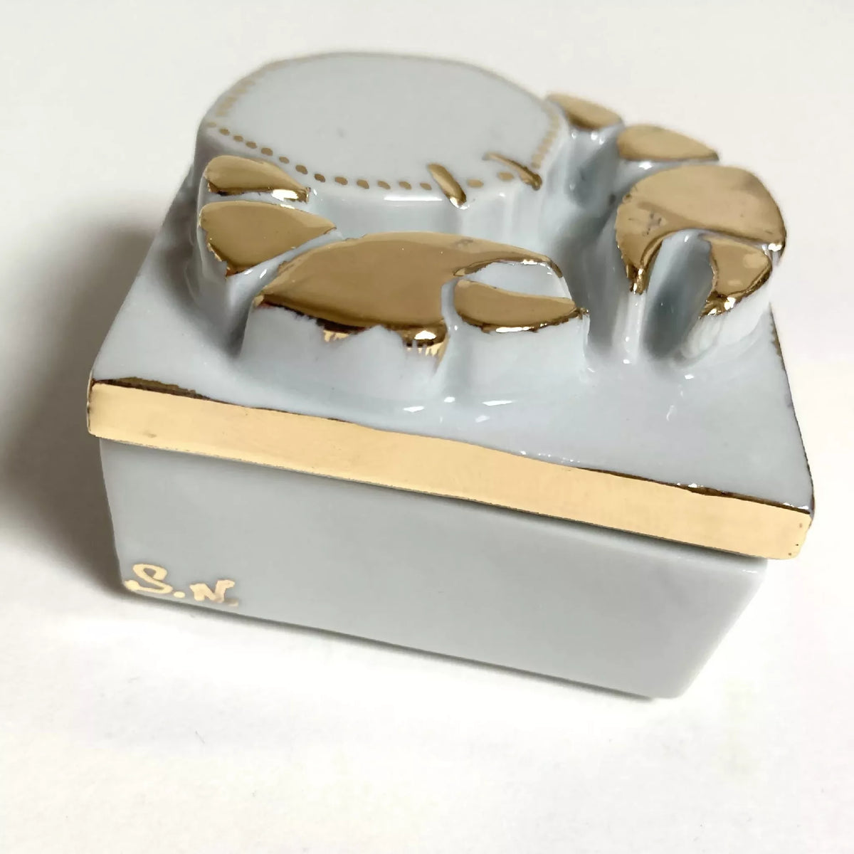 Boîte à bijoux en porcelaine blanche avec couvercle décoré de motif doré