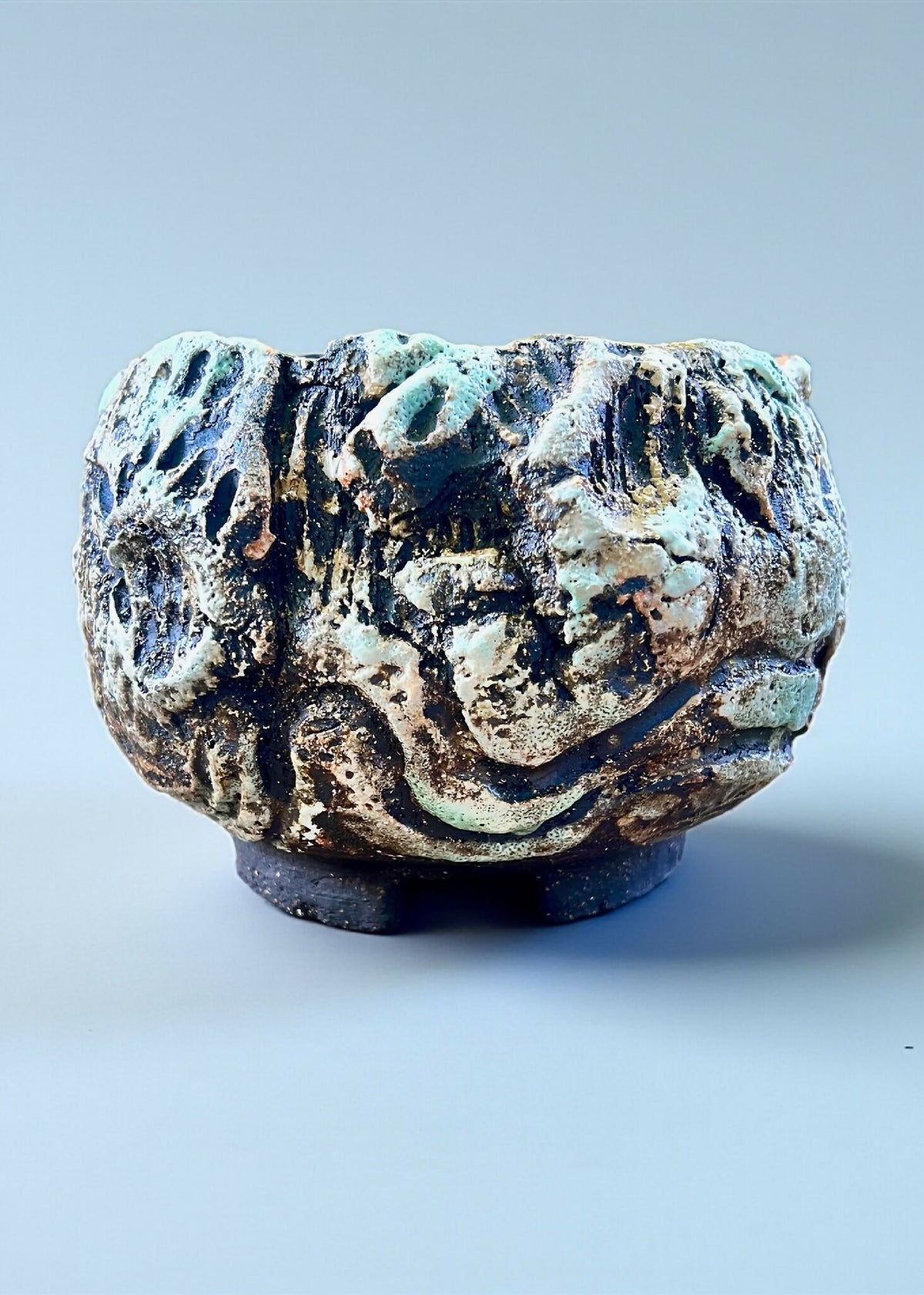 Pot à caudex en grès noir COLIMA, forme arrondie, relief sombre avec reflets turquoise.