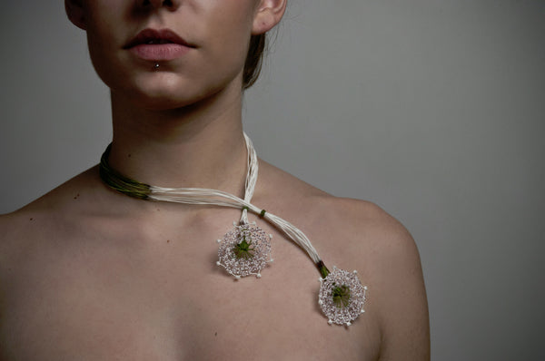 Collier en soie avec deux pendentifs trèfle en mailles perlées