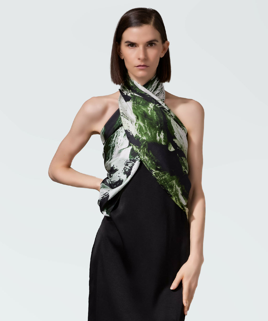 Écharpe légère à motif vert et noir, portée en écharpe croisée sur mannequin