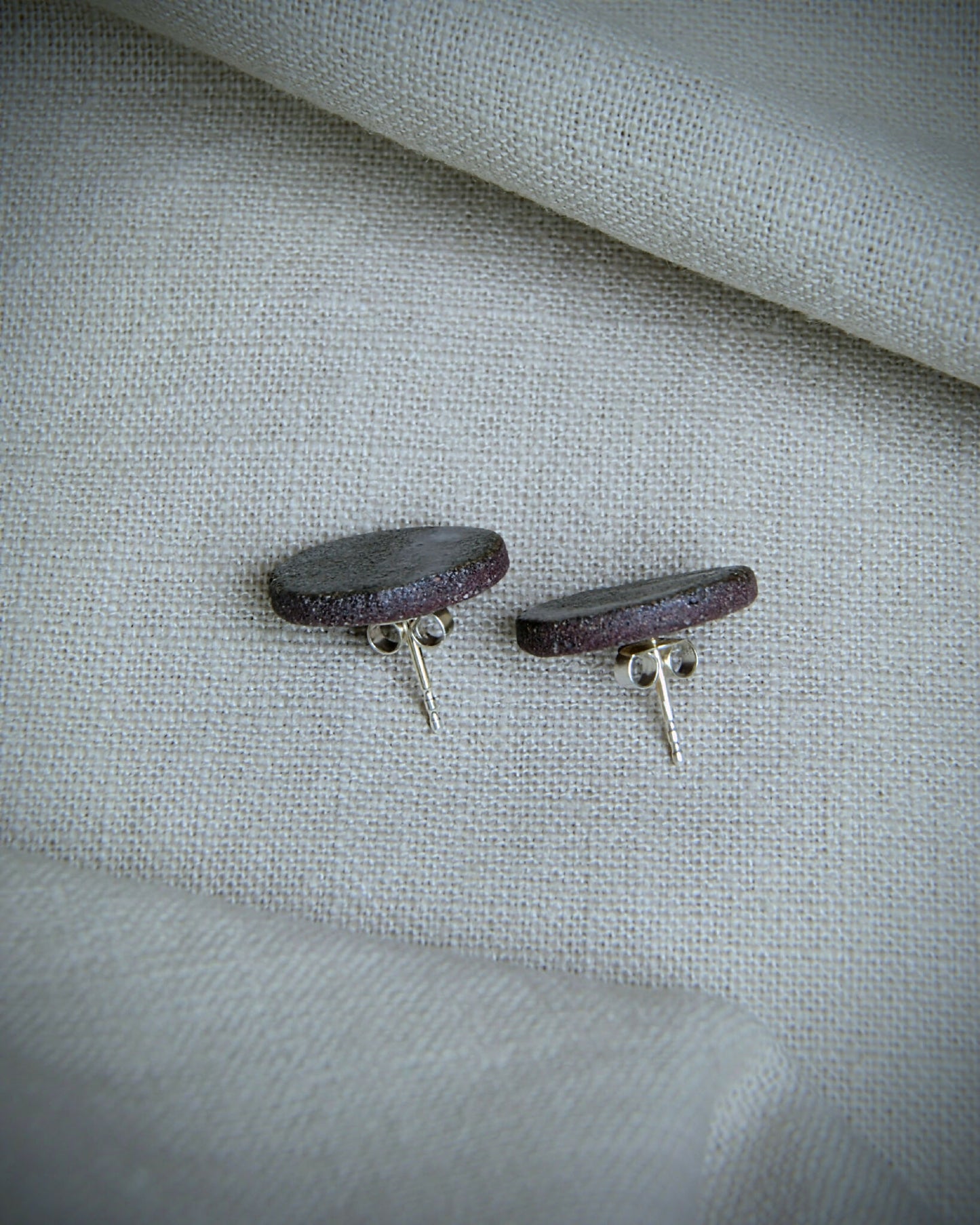Boucles d’oreilles puces “Lina” en argile sauvage et argent 925