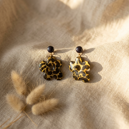 Or & Kaki — pendantes pâquerette · papier Lokta résiné · cabochon noir laqué · fait main France 🇫🇷