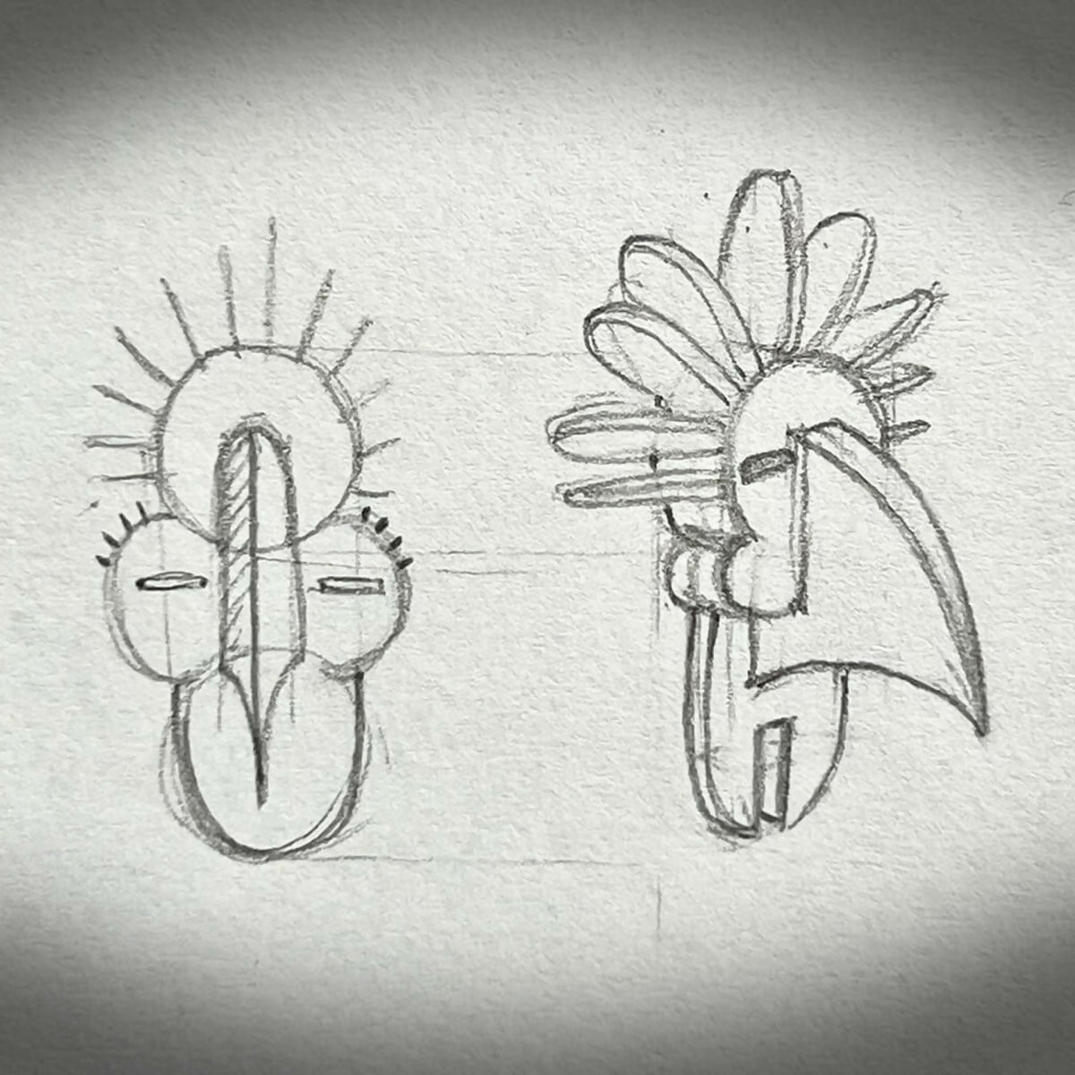 Croquis d’un oiseau décoratif en noir, silhouettes et détails de plumes stylisées.