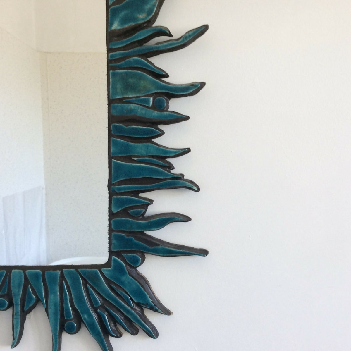 Coin de miroir rectangulaire raku mosaïqué avec frise de pointes turquoise