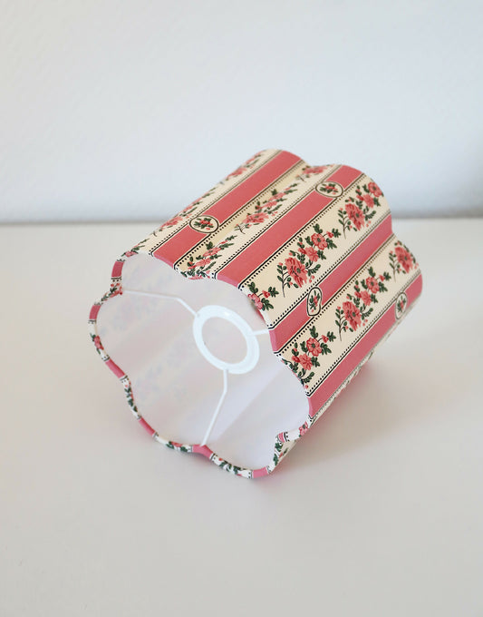 Abat-jour forme fleur rayé rose, motifs floraux, vue de profil avec intérieur blanc.