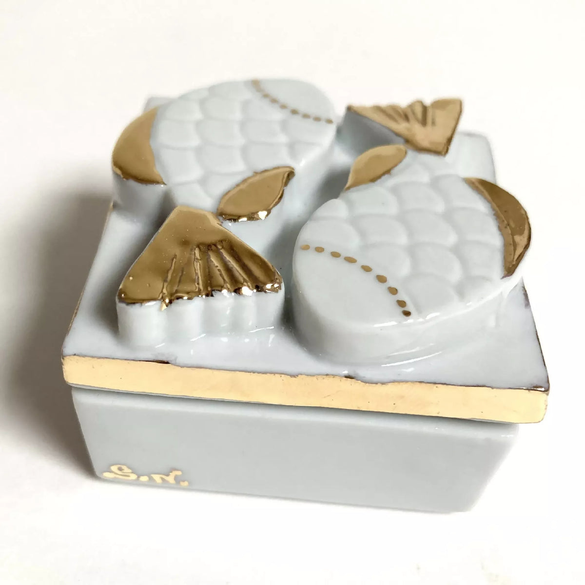 Boîte à bijoux en porcelaine blanche, couvercle poisson doré, vue de dessus