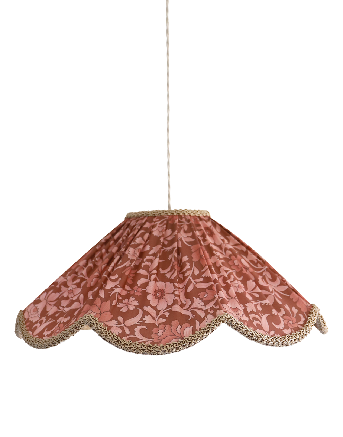 Suspension florale en tissu bordeaux avec motif fleurs blanches, bord doré.