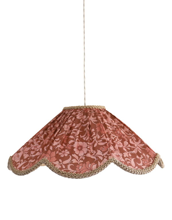 Suspension florale en tissu bordeaux avec motif fleurs blanches, bord doré.