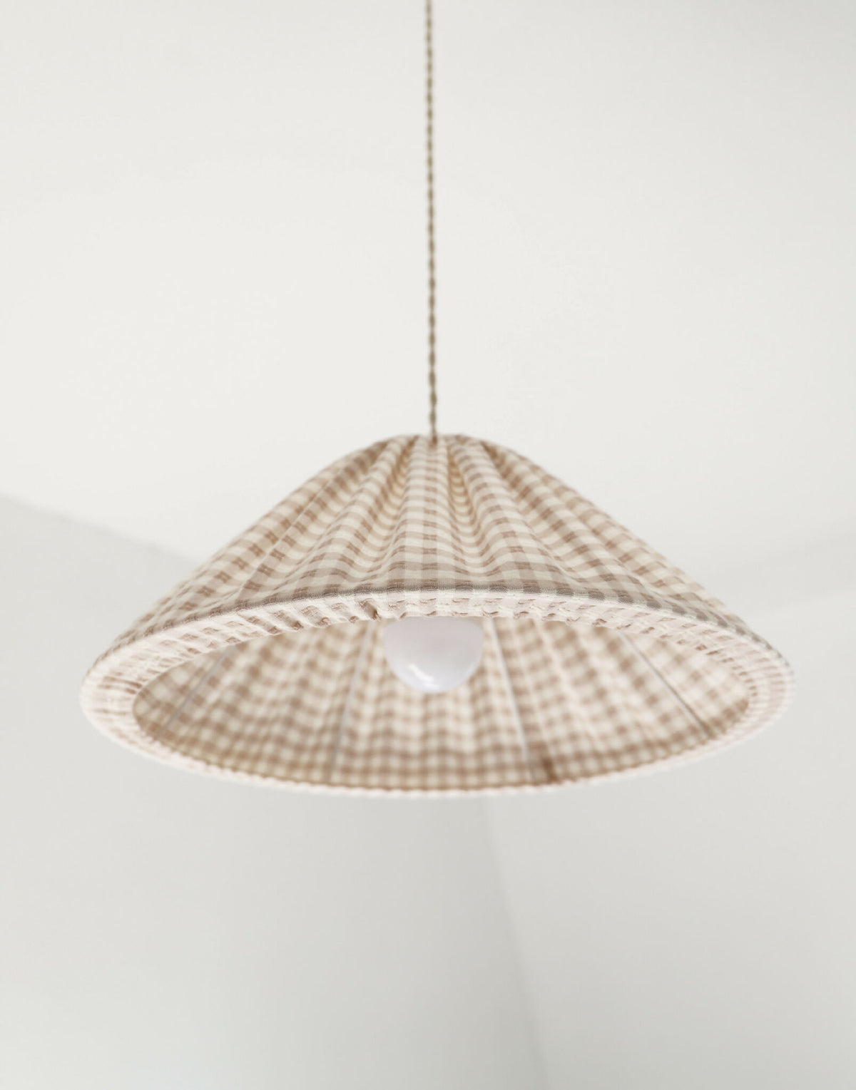 Suspension conique vichy beige clair, petits carreaux, vue dessous avec diffuseur blanc.