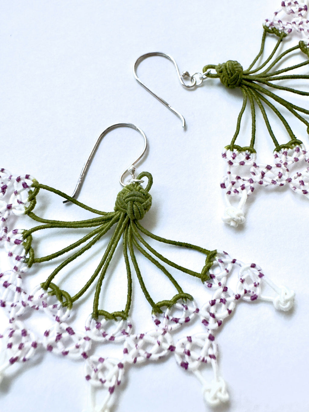Boucles d’oreilles éventail en soie vert, frange de perles blanches et roses, crochet.