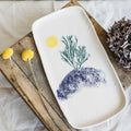 Plat à cake en porcelaine blanc, décor végétal bleu et touche jaune, fait main