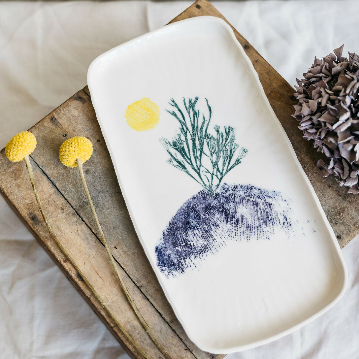 Plat à cake en porcelaine blanc, décor végétal bleu et touche jaune, fait main