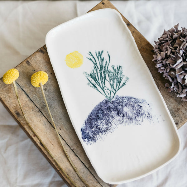 Plat à cake en porcelaine blanc, décor végétal bleu et touche jaune, fait main