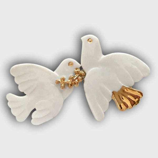Broche colombes blanches émaillées, nœud doré et dos à épingle.