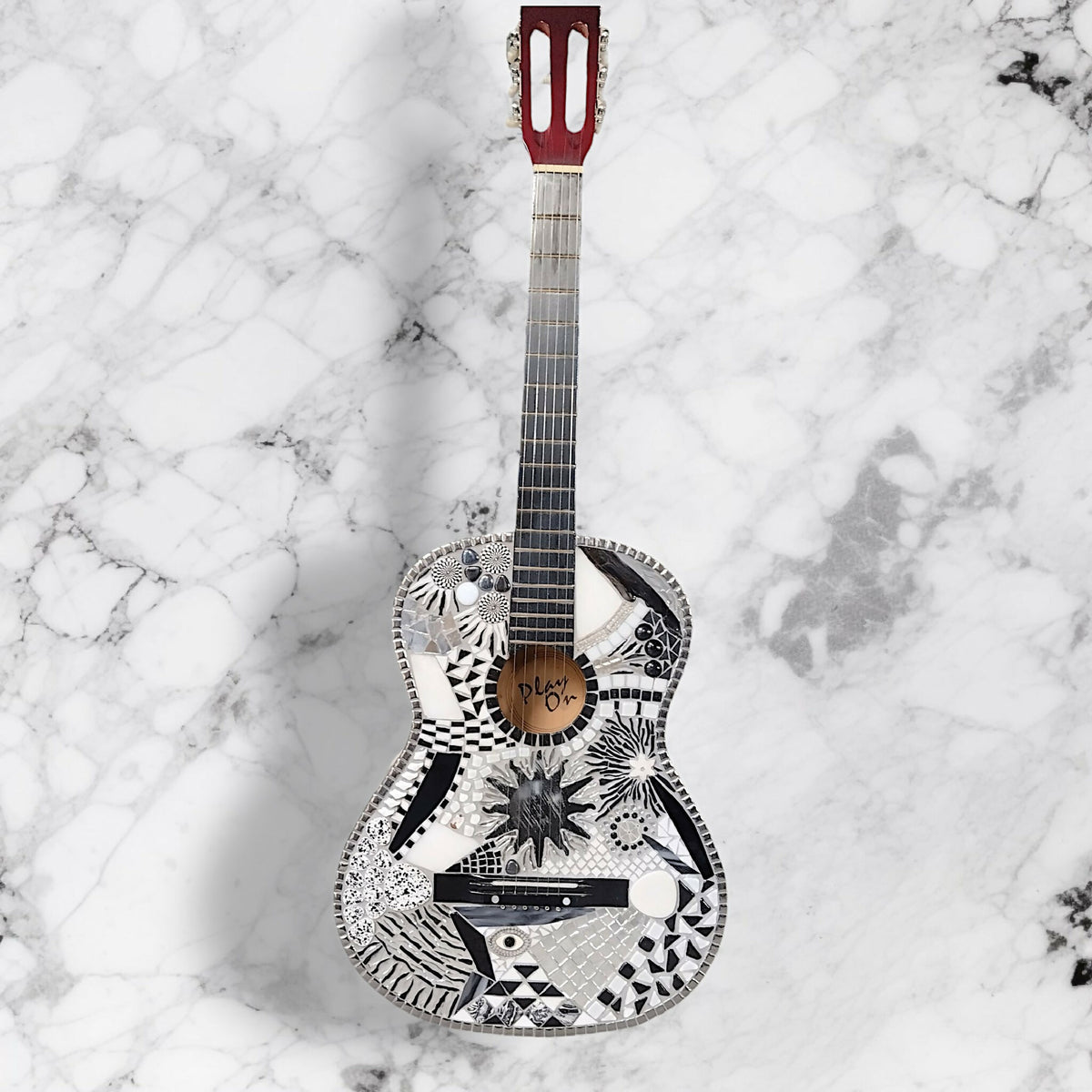 Guitare acoustique décorée noir et blanc, manche à tête rouge