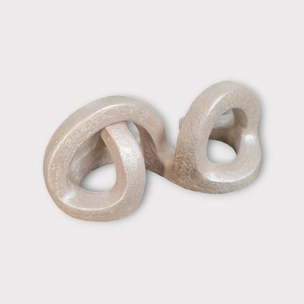Sculpture en argile beige abstraite, deux formes annulaires entrelacées